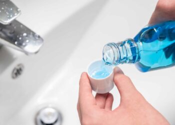 Uso diario de enjuague bucal puede causar daños a la salud